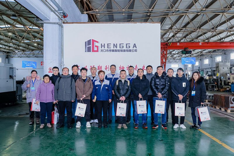 Visiting companies took a group photo at Hengga