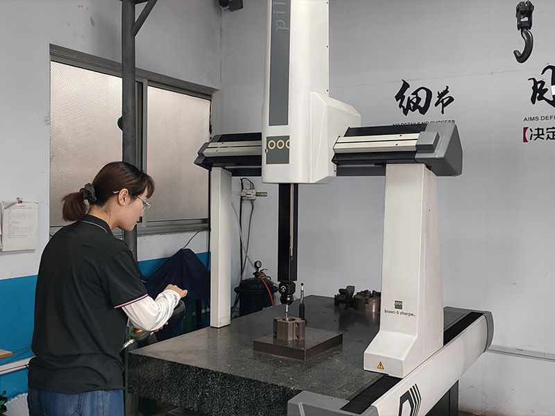 Three coordinate measuring instrument